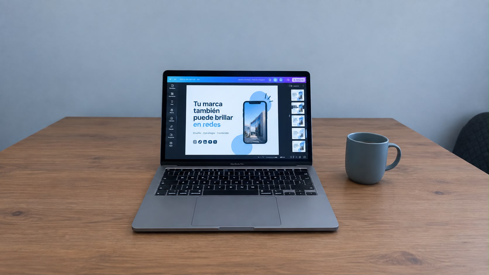Portátil en la agencia mostrando un diseño para redes sociales