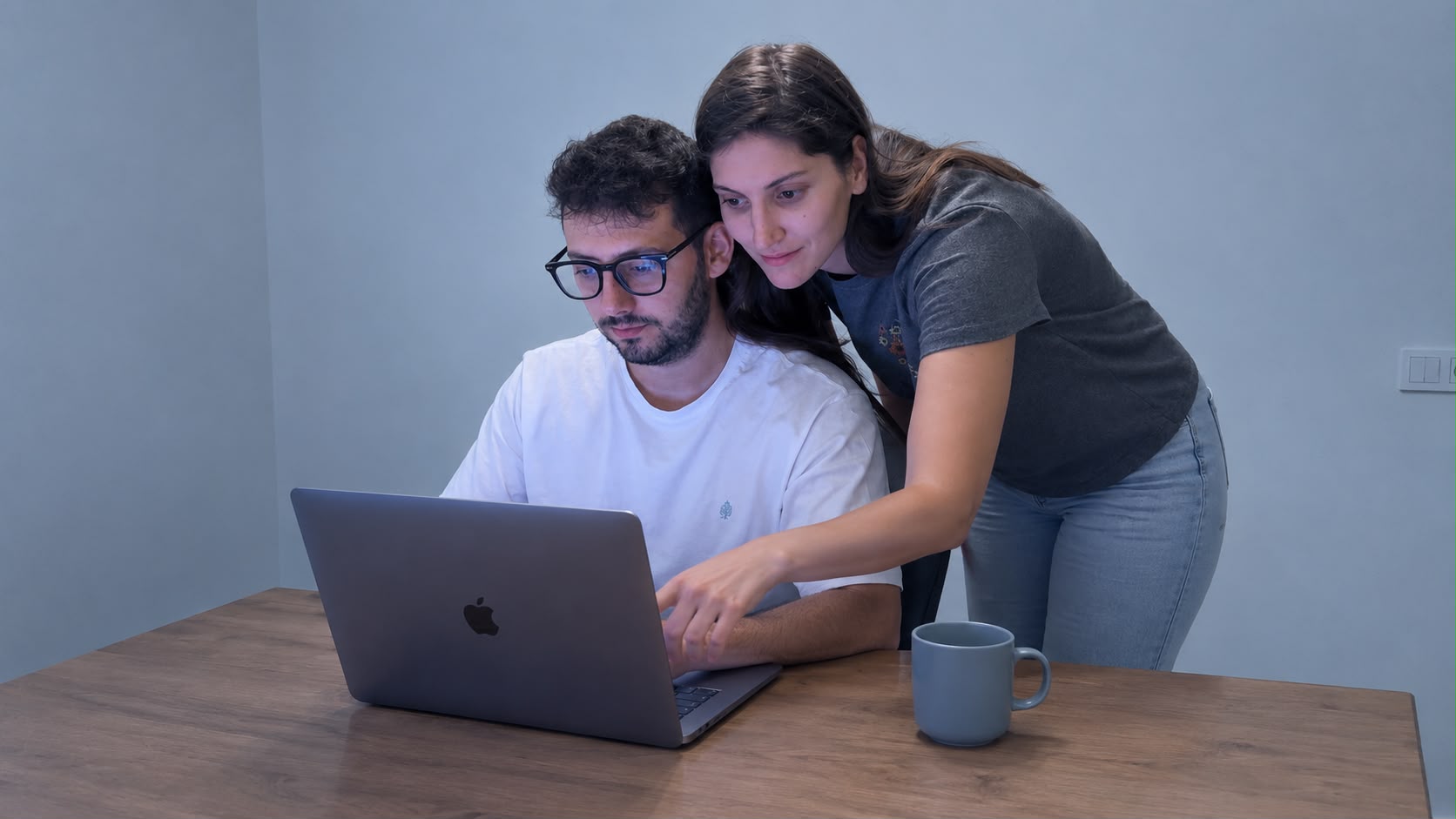 David Alonso revisando un proyecto con una compañera del equipo