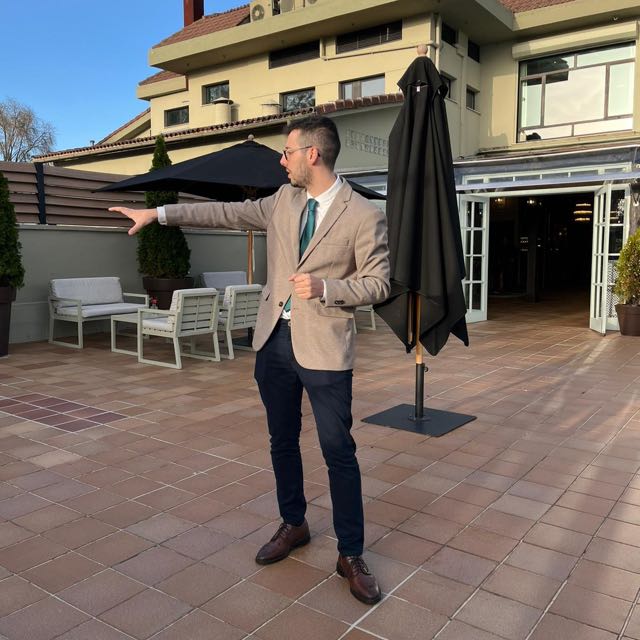 David Alonso enseñando la terraza de Deloya Gastronomía a unos clientes
