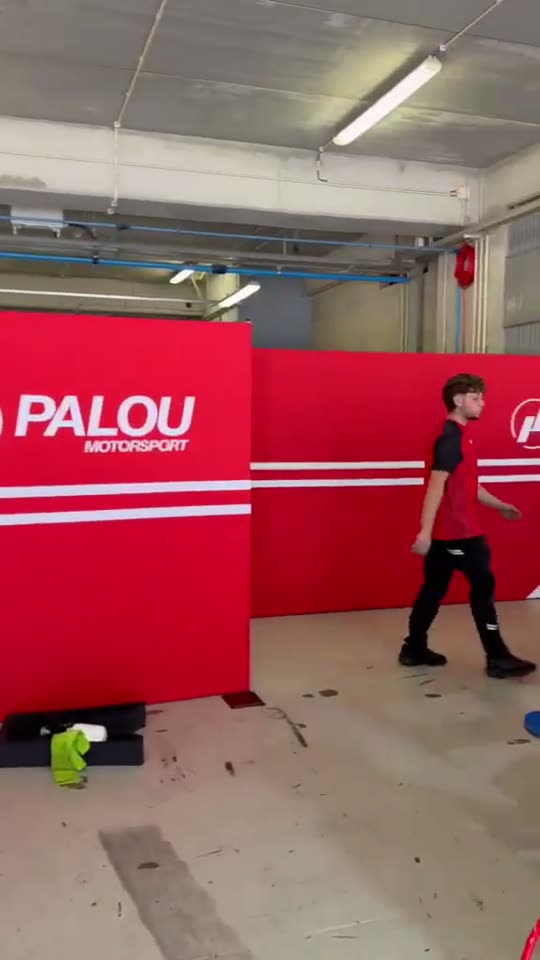 Paneles del box de Palou Motorsport con el logo del equipo